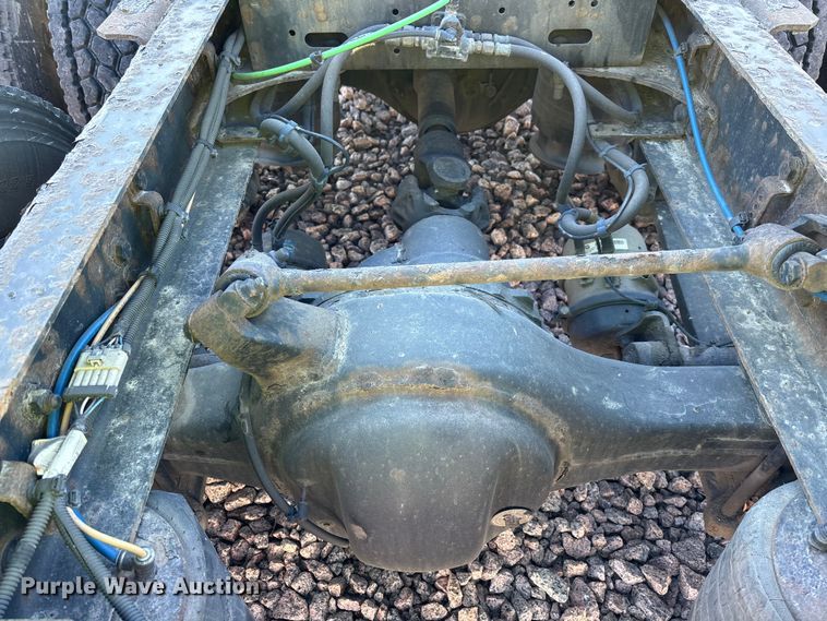 image for item YA2300 2017 Freightliner Cascadia 125 semi truck