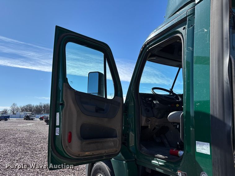 image for item YA2300 2017 Freightliner Cascadia 125 semi truck