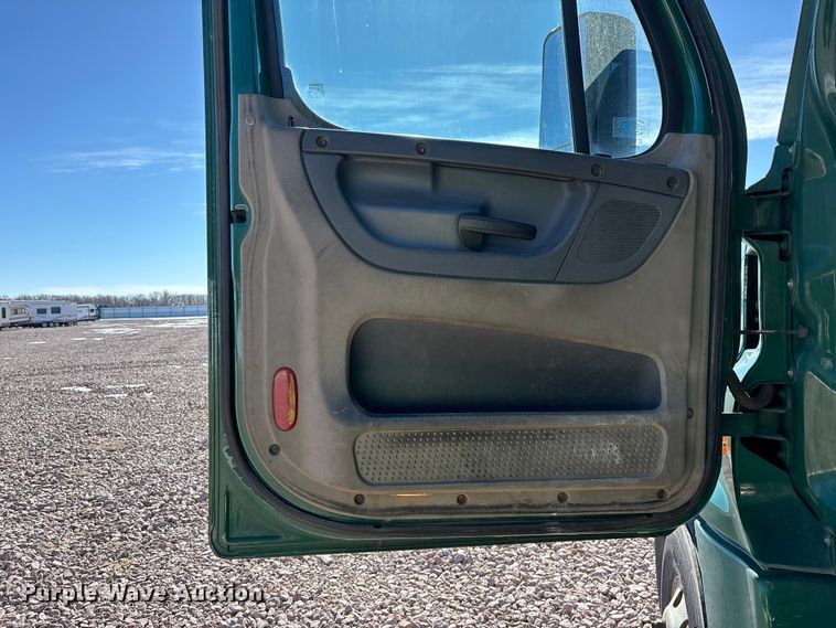 image for item YA2300 2017 Freightliner Cascadia 125 semi truck