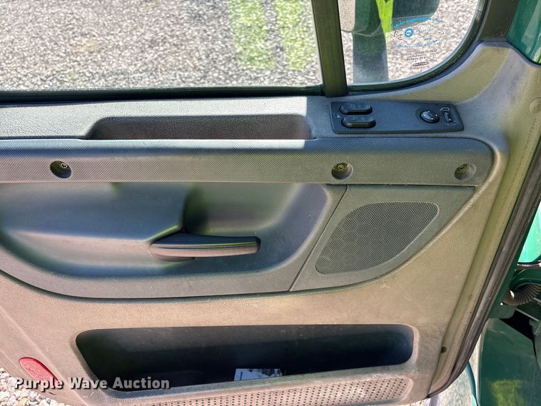 image for item YA2300 2017 Freightliner Cascadia 125 semi truck