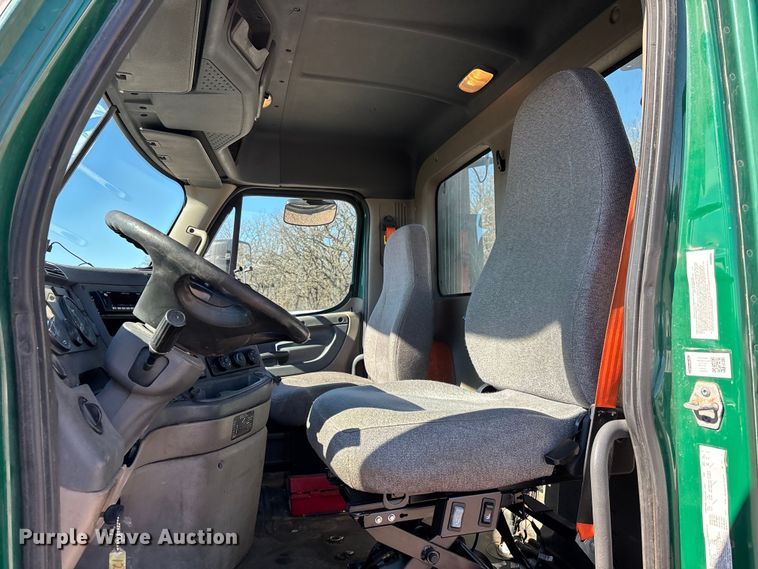 image for item YA2300 2017 Freightliner Cascadia 125 semi truck