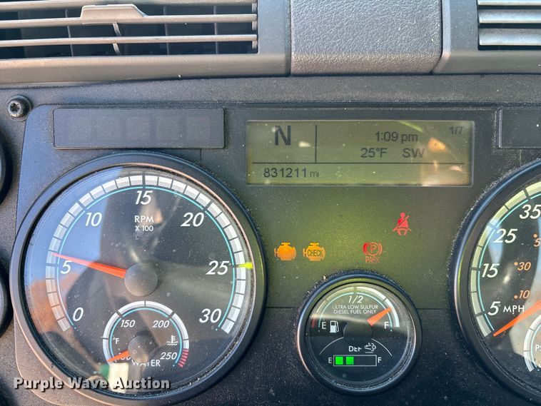 image for item YA2300 2017 Freightliner Cascadia 125 semi truck