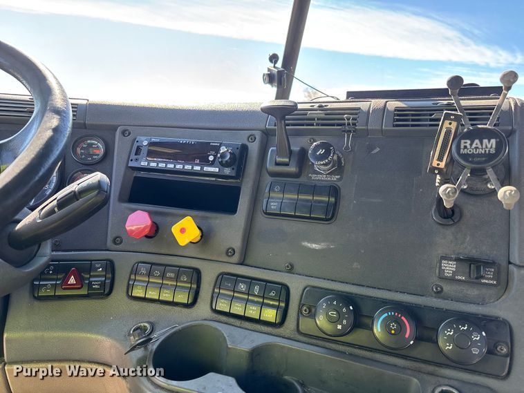 image for item YA2300 2017 Freightliner Cascadia 125 semi truck