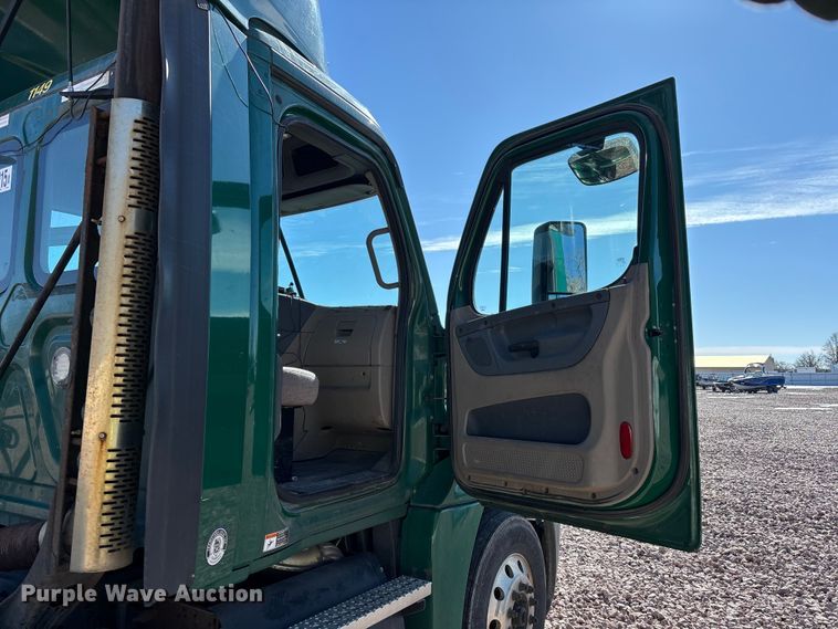 image for item YA2300 2017 Freightliner Cascadia 125 semi truck