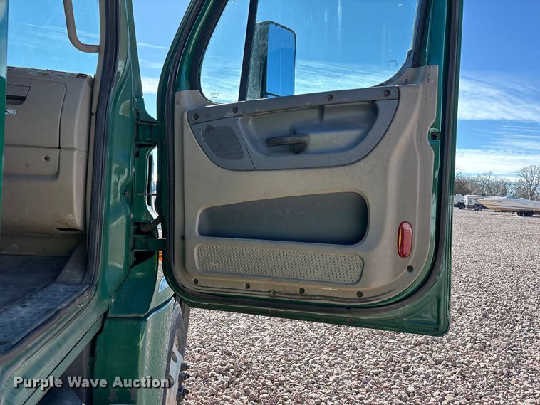 image for item YA2300 2017 Freightliner Cascadia 125 semi truck