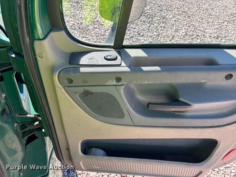 image for item YA2300 2017 Freightliner Cascadia 125 semi truck