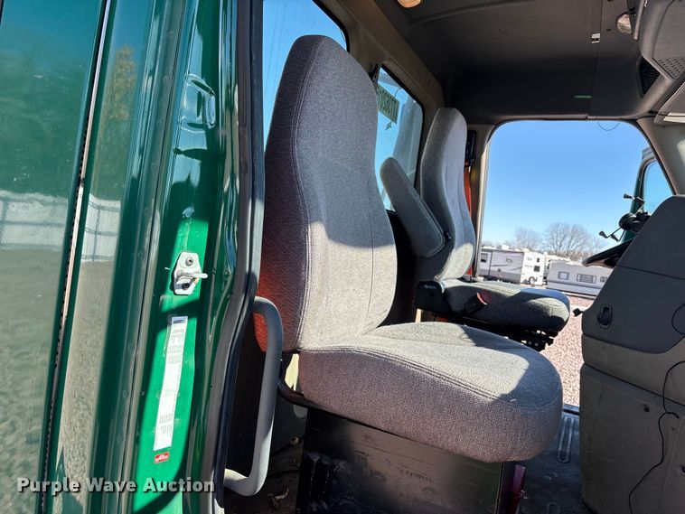 image for item YA2300 2017 Freightliner Cascadia 125 semi truck