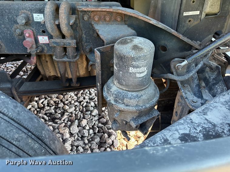 image for item YA2300 2017 Freightliner Cascadia 125 semi truck