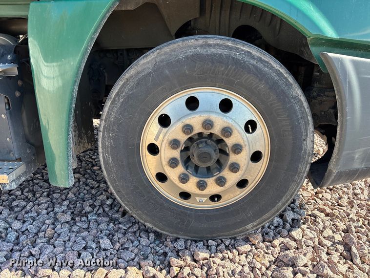 image for item YA2300 2017 Freightliner Cascadia 125 semi truck