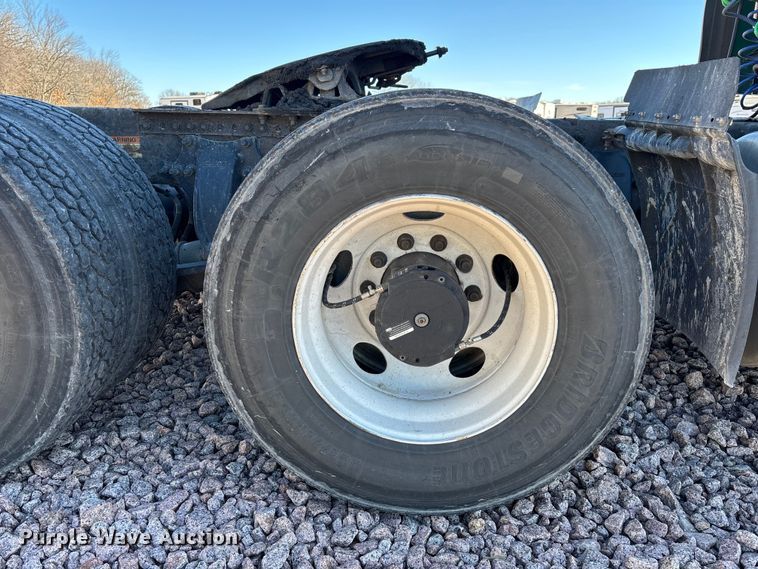 image for item YA2300 2017 Freightliner Cascadia 125 semi truck