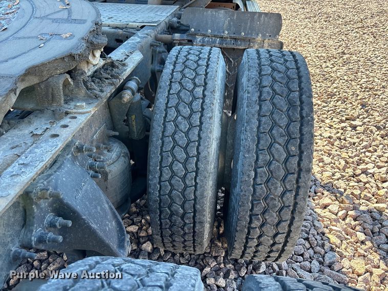 image for item YA2300 2017 Freightliner Cascadia 125 semi truck