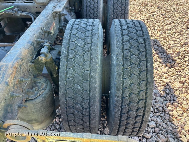 image for item YA2300 2017 Freightliner Cascadia 125 semi truck