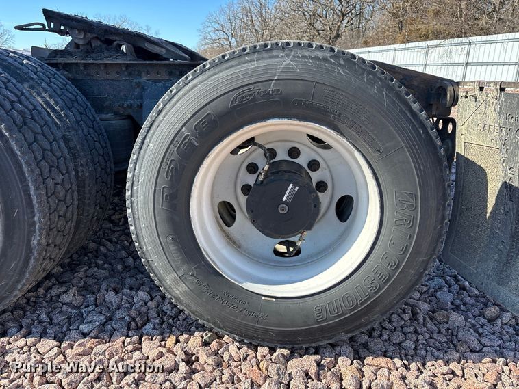 image for item YA2300 2017 Freightliner Cascadia 125 semi truck