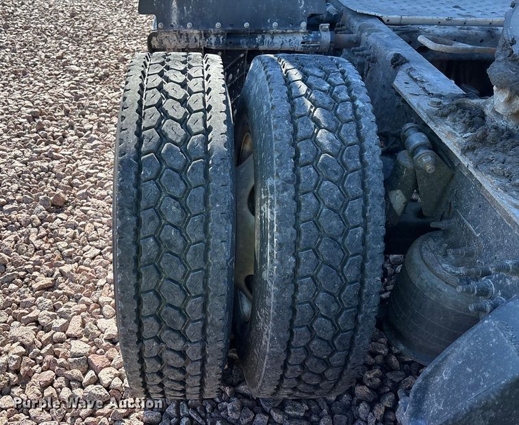 image for item YA2300 2017 Freightliner Cascadia 125 semi truck