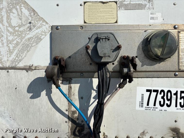 image for item YA2301 2013 Strick dry van trailer