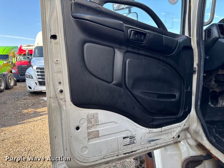 image for item YA2304 2013 Hino 338 box truck