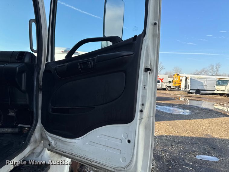 image for item YA2304 2013 Hino 338 box truck