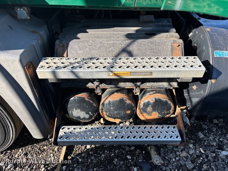 image for item YA2307 2013 Mack CXU613 semi truck