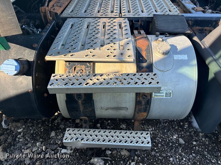 image for item YA2307 2013 Mack CXU613 semi truck