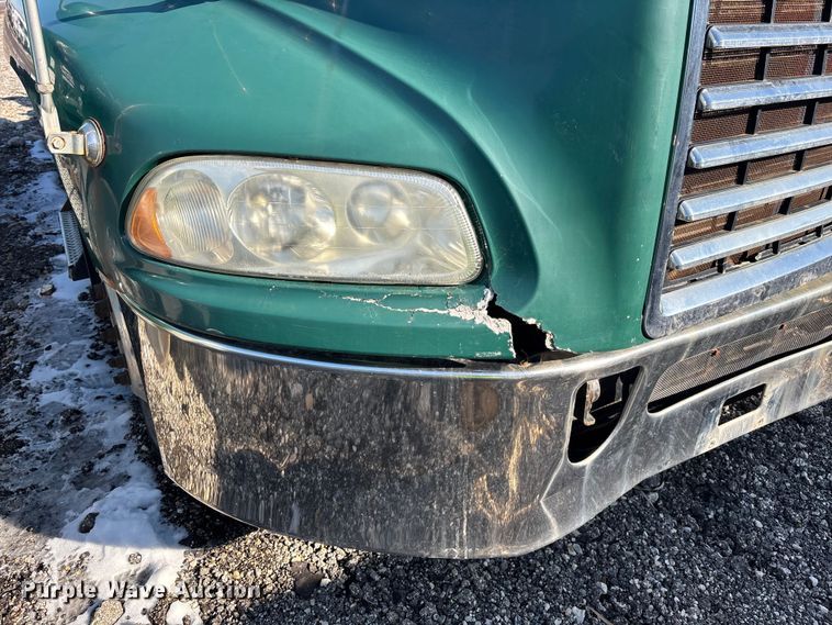 image for item YA2307 2013 Mack CXU613 semi truck