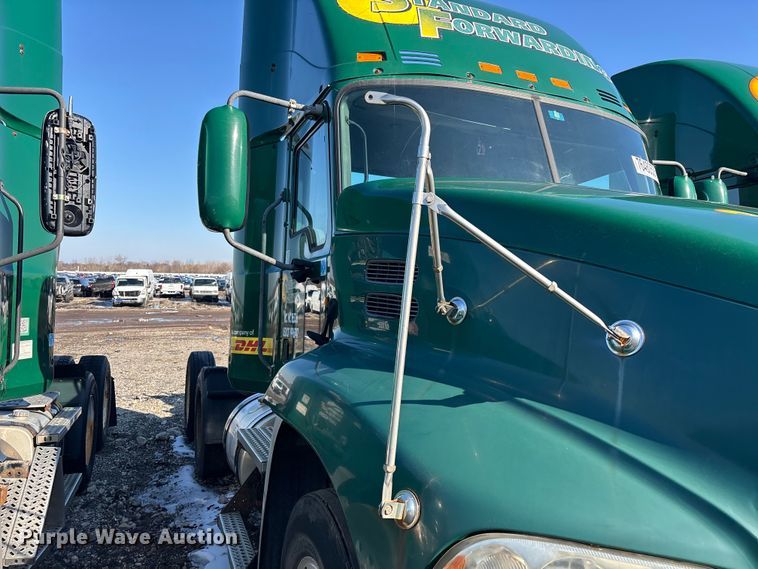 image for item YA2307 2013 Mack CXU613 semi truck