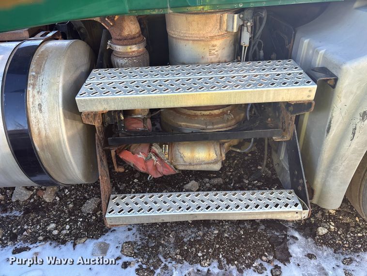 image for item YA2307 2013 Mack CXU613 semi truck