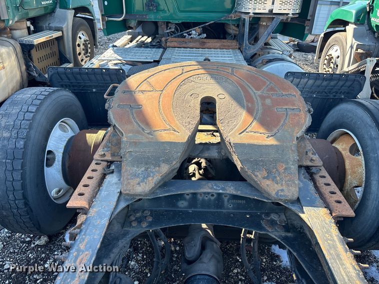 image for item YA2307 2013 Mack CXU613 semi truck