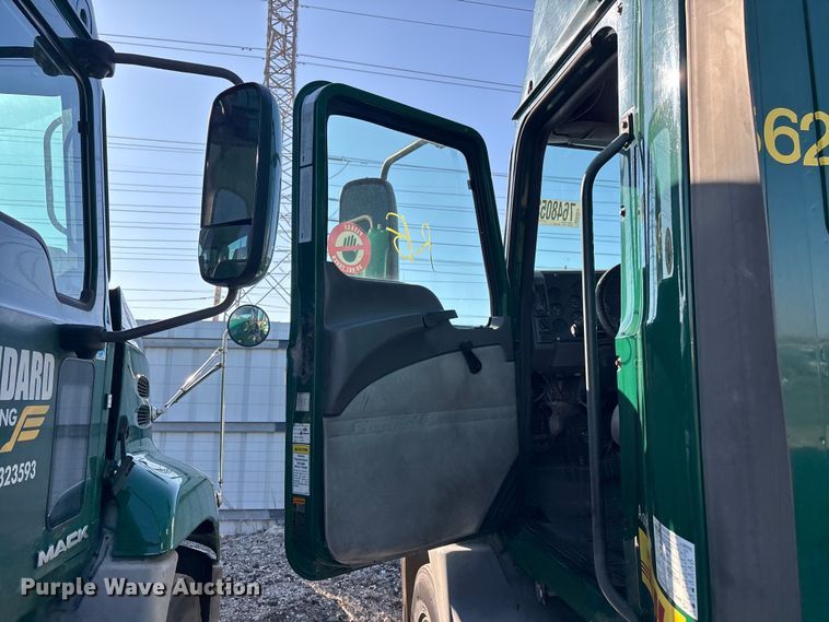 image for item YA2307 2013 Mack CXU613 semi truck