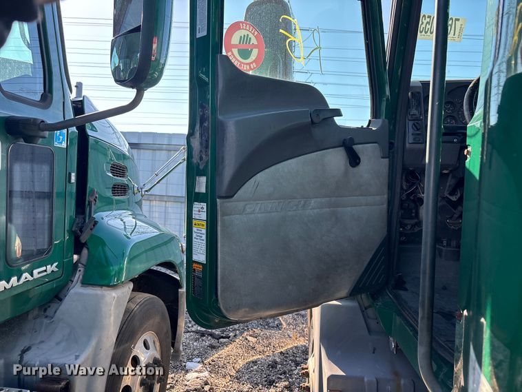 image for item YA2307 2013 Mack CXU613 semi truck