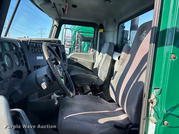 image for item YA2307 2013 Mack CXU613 semi truck