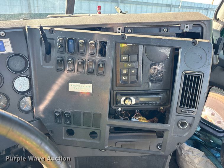 image for item YA2307 2013 Mack CXU613 semi truck