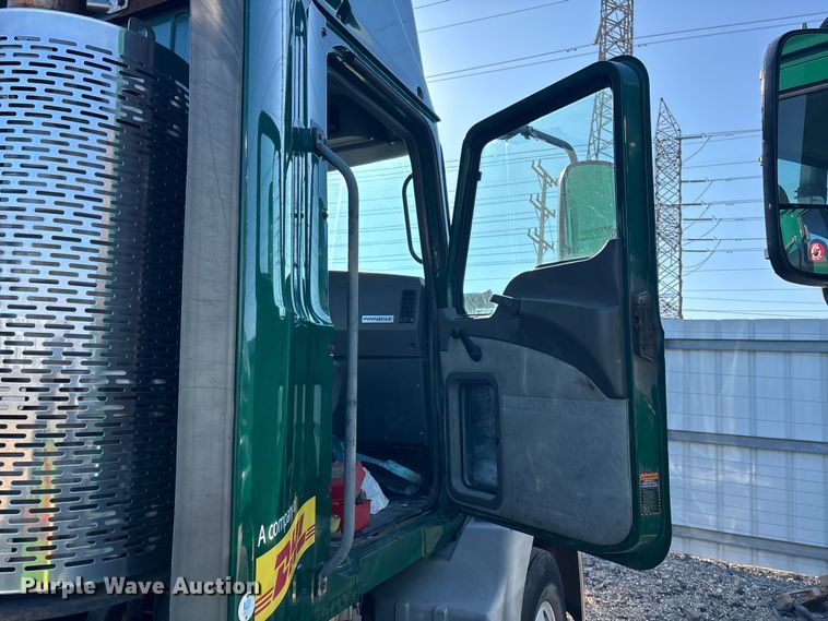 image for item YA2307 2013 Mack CXU613 semi truck