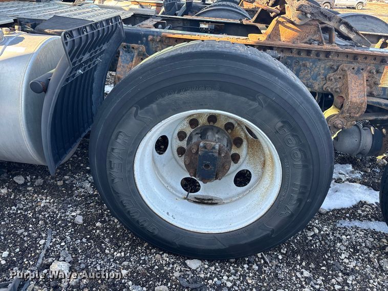 image for item YA2307 2013 Mack CXU613 semi truck