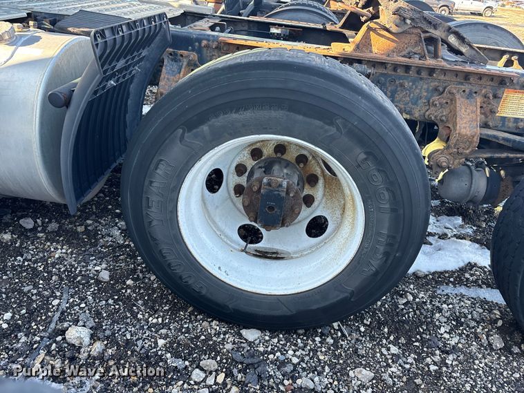 image for item YA2307 2013 Mack CXU613 semi truck