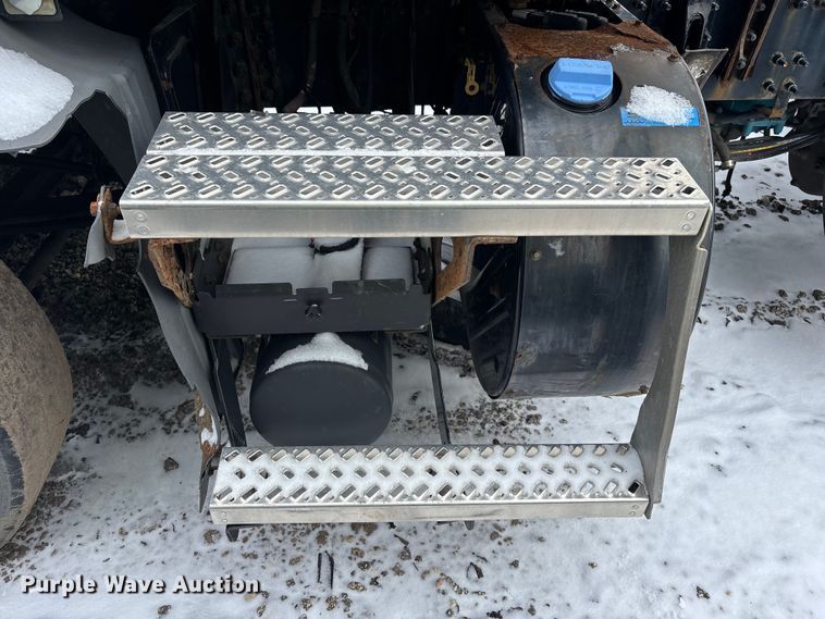 image for item YA2308 2013 Mack CXU613 semi truck