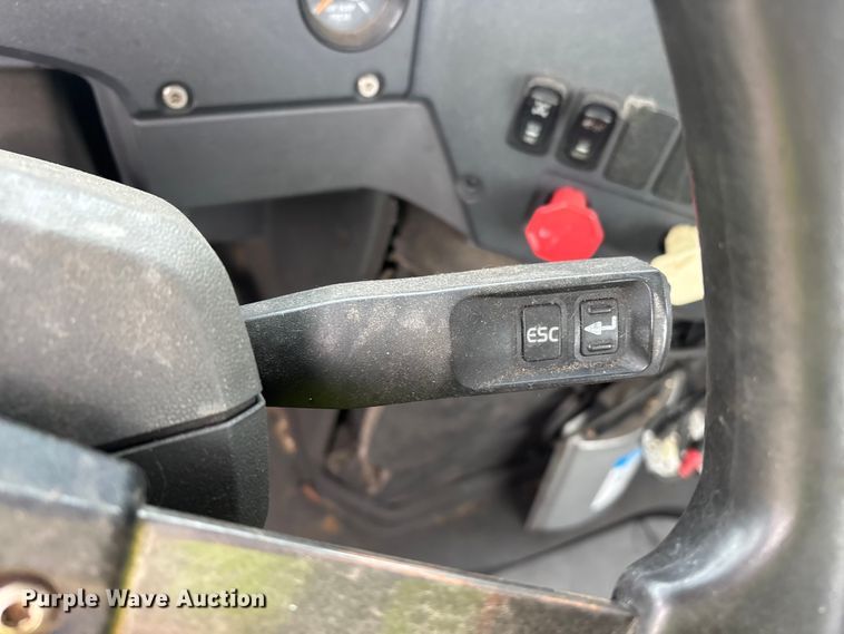 image for item YA2308 2013 Mack CXU613 semi truck