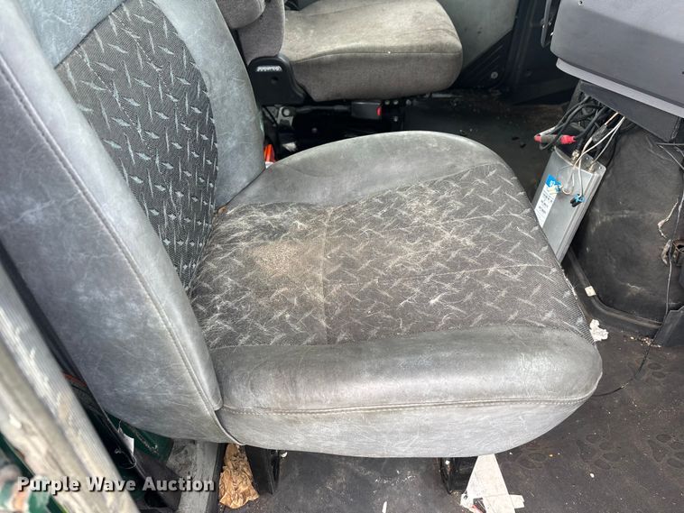 image for item YA2308 2013 Mack CXU613 semi truck