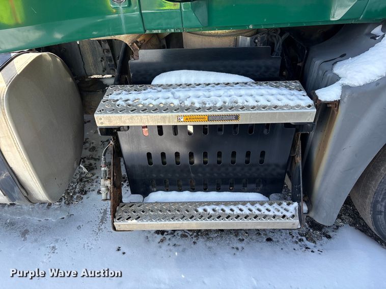 image for item YA2309 2013 Mack CXU613 semi truck