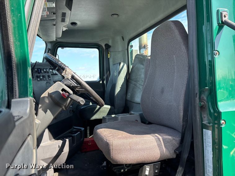 image for item YA2309 2013 Mack CXU613 semi truck