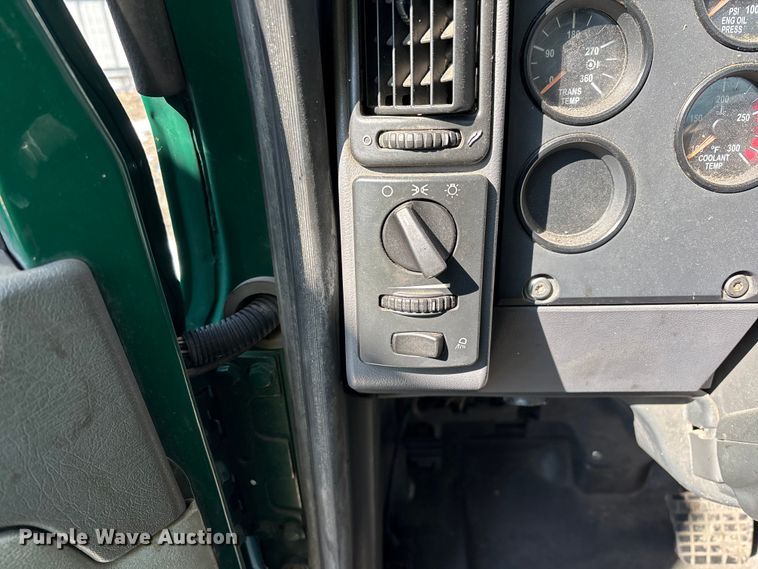 image for item YA2309 2013 Mack CXU613 semi truck