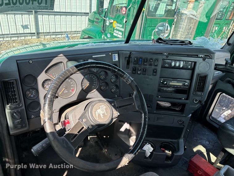 image for item YA2309 2013 Mack CXU613 semi truck