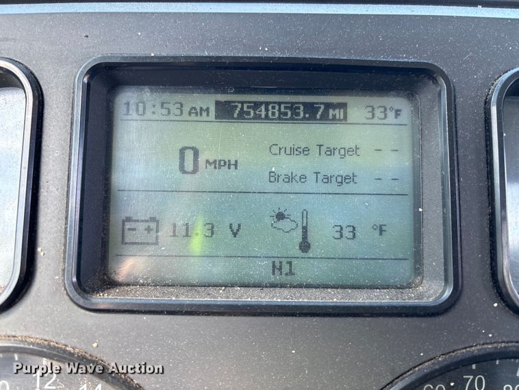 image for item YA2309 2013 Mack CXU613 semi truck