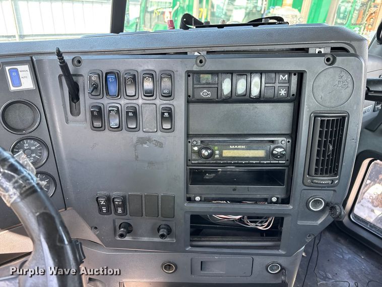 image for item YA2309 2013 Mack CXU613 semi truck