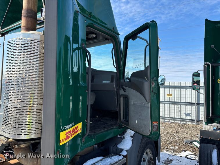 image for item YA2309 2013 Mack CXU613 semi truck