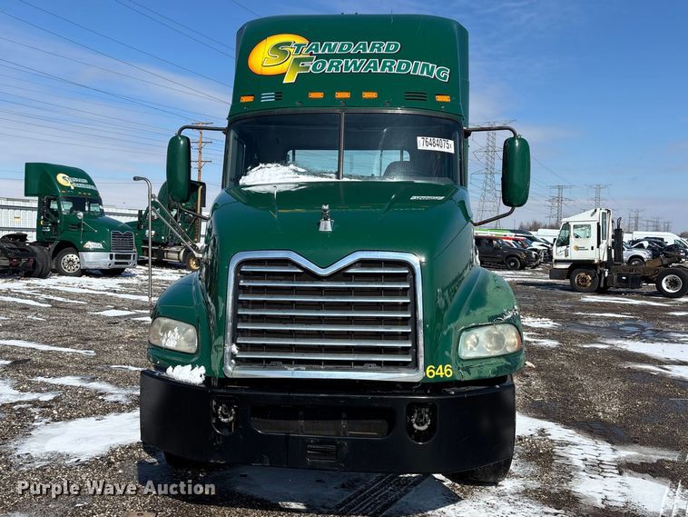 image for item YA2310 2016 Mack CXU613 semi truck