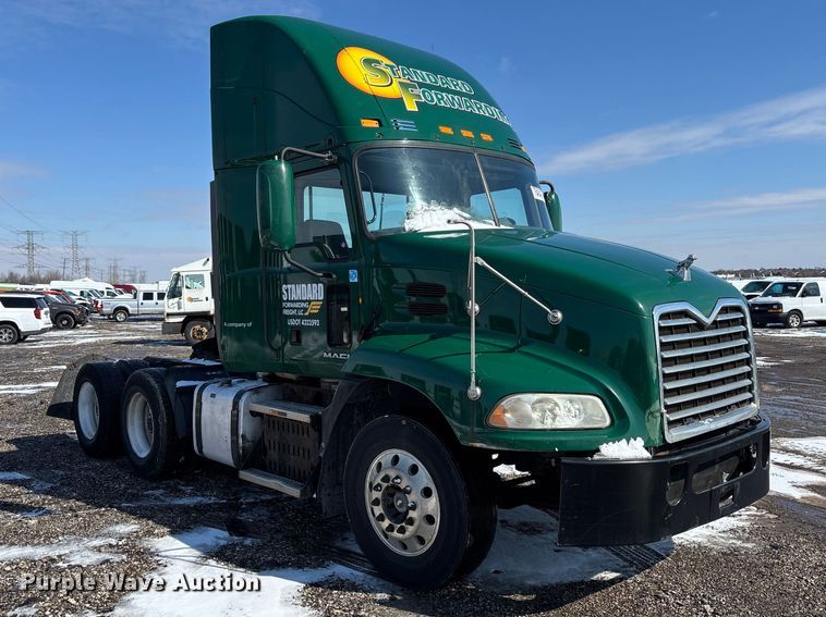 image for item YA2310 2016 Mack CXU613 semi truck