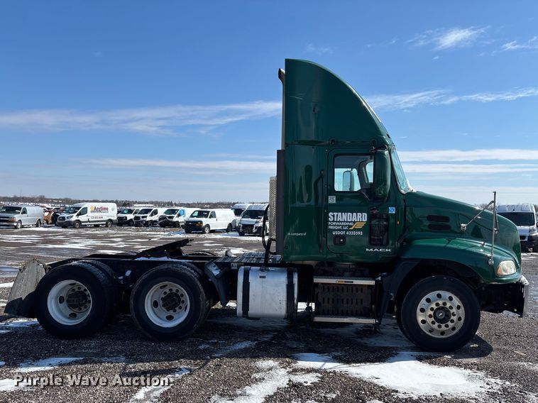 image for item YA2310 2016 Mack CXU613 semi truck