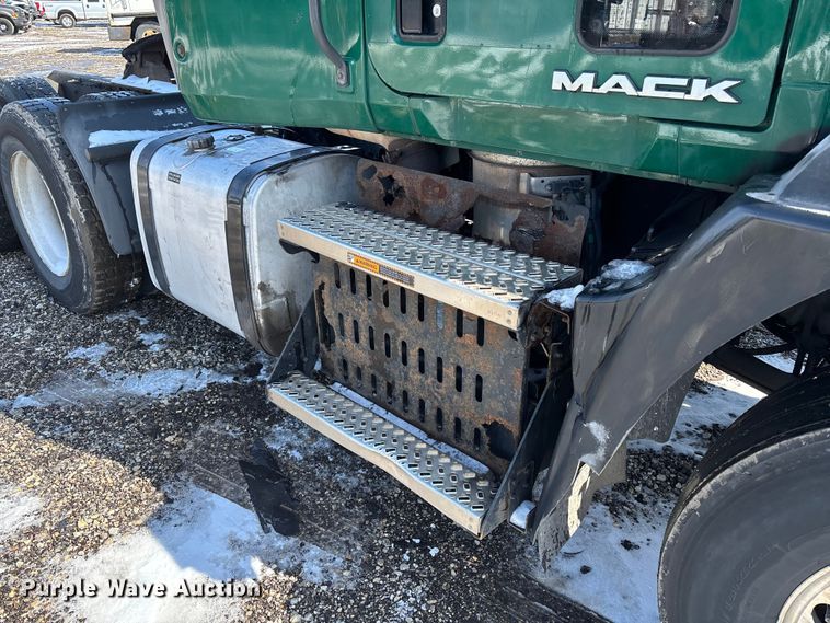 image for item YA2310 2016 Mack CXU613 semi truck