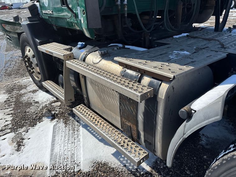 image for item YA2310 2016 Mack CXU613 semi truck