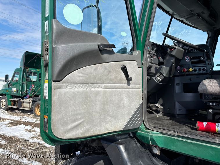 image for item YA2310 2016 Mack CXU613 semi truck